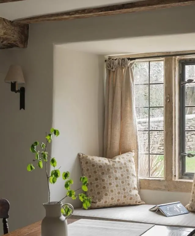 20 Cozy Cottage Living Room Ideas That Feel Like a Warm Hug 8 Cottage Window Nook