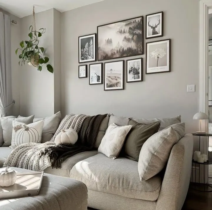 20 Cozy Cottage Living Room Ideas That Feel Like a Warm Hug 12 Cottage Gallery Wall